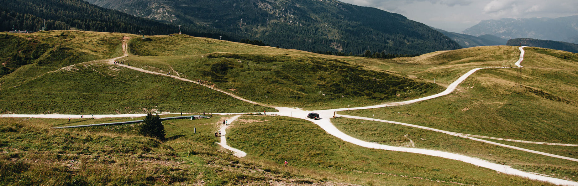 articles/a-car-sits-still-at-a-crossroad.jpg